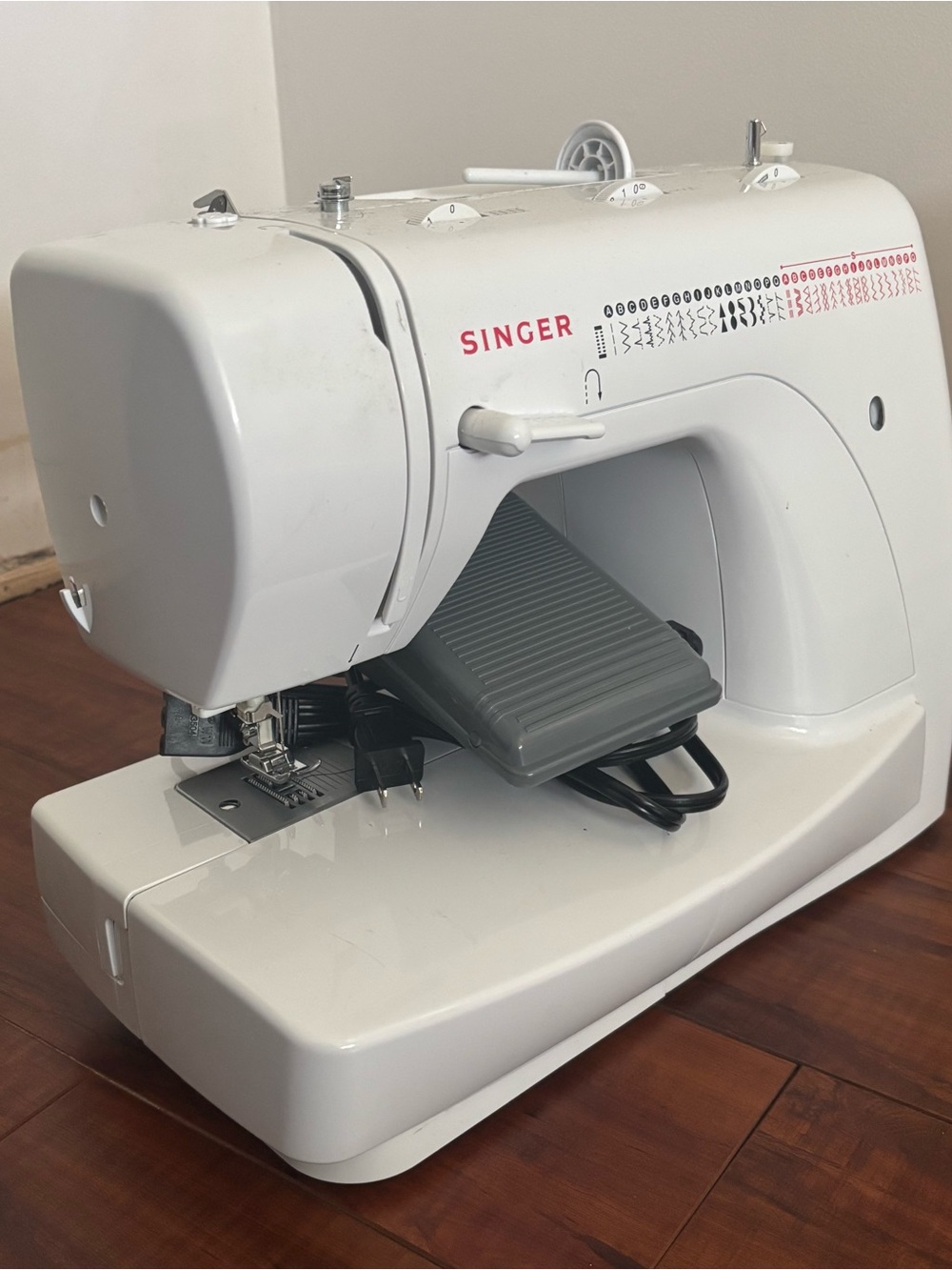 White Singer Sewing Machine with Traveling Box